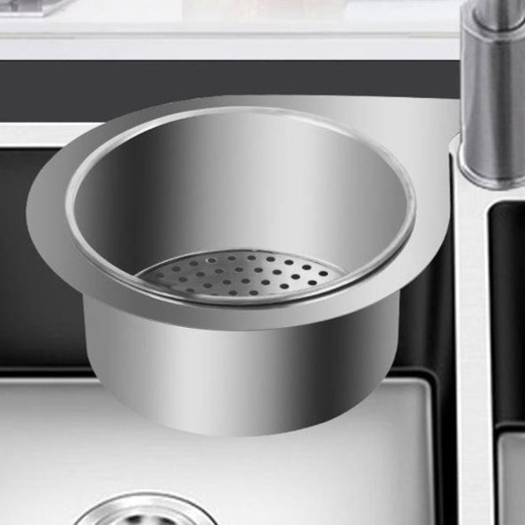 Stainless steel sink strainer in a kitchen setting with text in Chinese.
